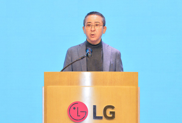 LG에너지솔루션 제3기 정기주주총회에서 LG에너지솔루션 CEO 권영수 부회장이 인사말을 하고 있다.