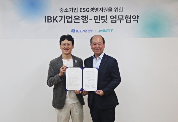 지난 5일 서울 마포구 상암동 민팃 본사에서 열린 ‘중소기업 ESG경영지원을 위한 기업은행-민팃 업무협약식’에서 박주용 기업은행 디지털그룹장(오른쪽)과 민팃 하성문 대표이사(왼쪽)가 협약식을 마치고 기념촬영을 하고 있다. 사진/기업은행