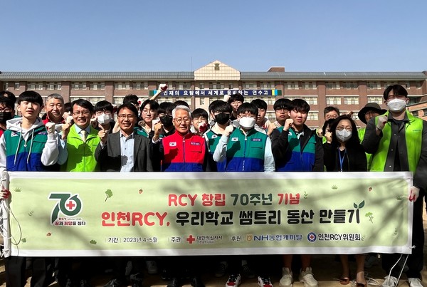 이범구 NH농협캐피탈 부사장(왼쪽 두 번째)·윤권구 인천 연수고등학교 교장(왼쪽 세 번째)·김창남 대한적십자사 인천지사 회장(왼쪽 네 번째)·행사 참가자들이 기념촬영을 하고 있다. 사진/NH농협캐피탈