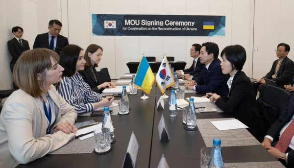 원희룡 국토교통부 장관이 지난 23일(현지시간) 폴란드 바르샤바에서 올렉산드르 아자르키나 우크라이나 공동체영토인프라개발부 차관과 면담하는 모습. 사진/연합뉴스