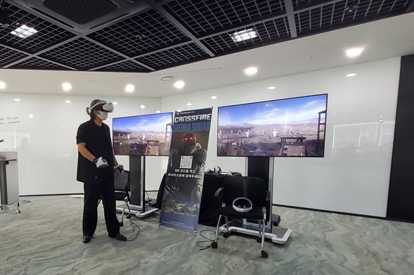 크로스파이어 : 시에라 스쿼드 미디어 시연회에서 게임 관계자가 게임을 직접 시연하고 있다.