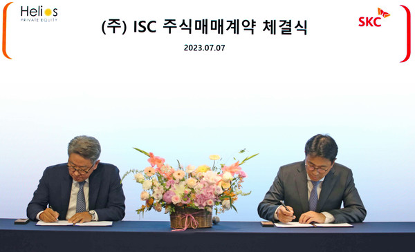 SKC는 반도체 테스트용 솔루션 기업 ISC를 인수한다고 7일 밝혔다. 이날 서울 종로구 SKC 본사에서 열린 주식매매계약 체결식에서 박원철 SKC 사장(오른쪽)과 현 ISC 최대주주인 헬리오스PE의 전제모 대표가 계약서에 서명하고 있다.