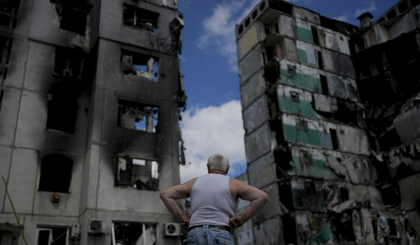 재건이 필요한 아파트를 올려다보고 있는 우크라이나 시민. 사진/연합뉴스
