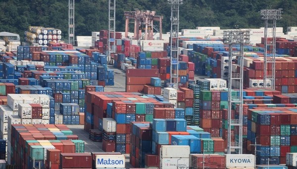 부산항 신선대부두에 컨테이너가 가득하다. 사진/연합뉴스