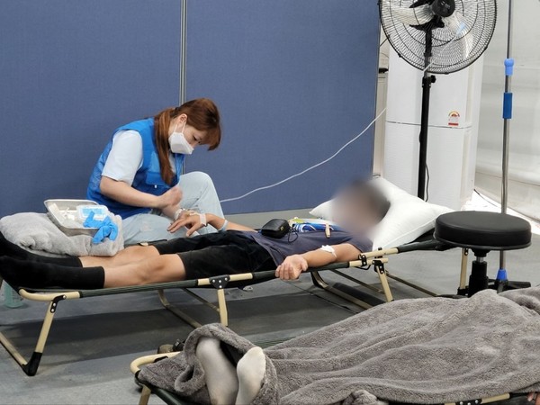2023 새만금 제25회 세계스카우트잼버리에서 의료봉사에 나선 삼성 의료지원단의 모습. 삼성서울병원 소속 의사와 간호사 등으로 구성된 의료지원단은 5일부터 현장에서 진료 활동을 시작했다.