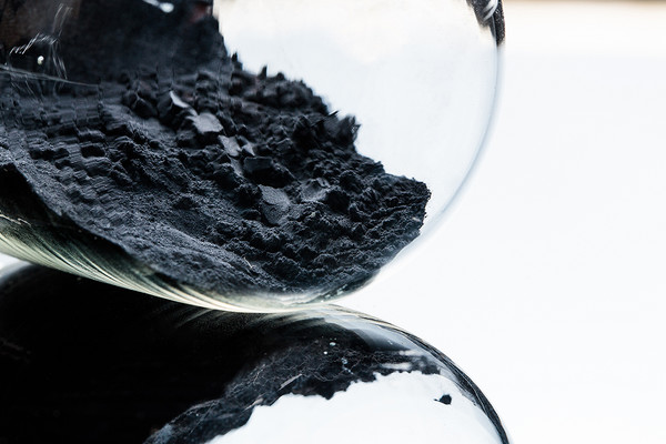 양극재, 동박, 분리막 등 배터리 소재·부품 기업의 올해 2분기 실적 희비가 엇갈렸다. 리튬 등 메탈 가격 하락으로 양극재 업체들의 상승세에 제동이 걸렸고, 수요 위축과 공급 과잉에 동박 업체들은 부진을 벗어나지 못했다. 반면 분리막 업체들은 2분기 영업이익이 흑자로 돌아서는 등 실적 개선 흐름을 타고 있다. 사진은 리튬을 통해 만들어진 배터리 소재 양극재