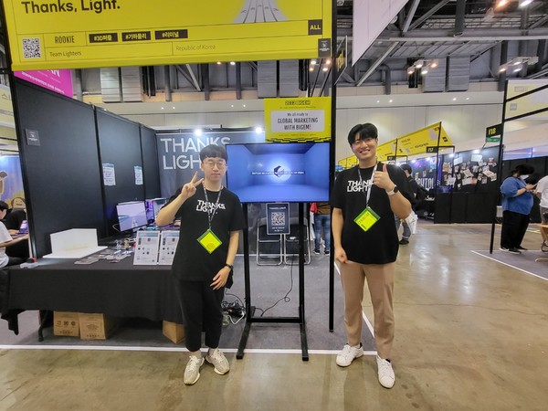 국내 인디 개발사 ‘팀 라이터스(Lighters)’가 이달 25일부터 27일까지 개최한 부산인디커넥트 페스티벌에서 ‘땡스, 라이트(Thanks, Light)’를 선보였다. (왼쪽부터) 이서현, 정희범 개발자가 부스에서 기념사진을 찍고 있다. 사진/박재석 기자.