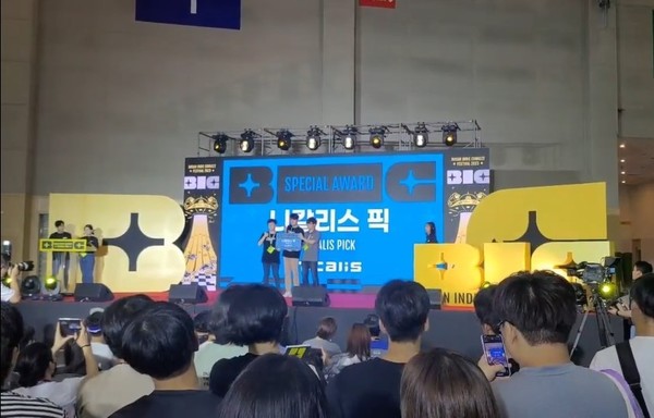 BIC 페스티벌의 플래티넘 스폰서로 참여한 ‘니칼라스’가 이날 BIC 폐막식에서 ‘팀 라이터스’의 ‘땡스, 라이트’를 ‘니칼리스픽’으로 선정했다. 사진/'팀 라이터스' 제공.