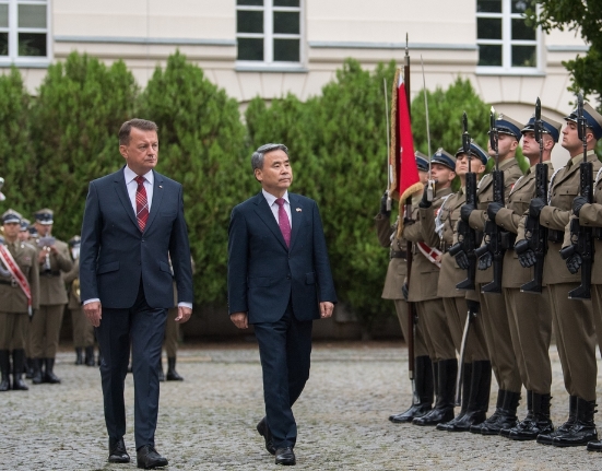 이종섭 국방부 장관이 8월31일(현지시각) 폴란드 바르샤바에서 '한-폴란드 국방장관회담' 개최를 앞두고 마리우시 부와슈차크 폴란드 국방장관과 의장대를 사열하고 있다. /국방부 제공