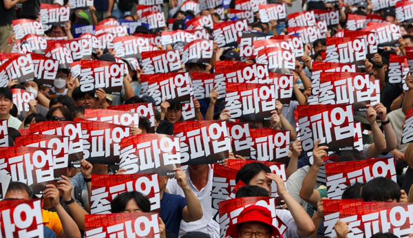 전국철도노동조합이 파업에 돌입한 14일 오후 서울 지하철 1호선 서울역 3번출구 인근 세종대로에서 열린 철도노조 서울지방본부 총파업 출정식에서 참가자들이 구호를 외치고 있다. 사진/연합뉴스