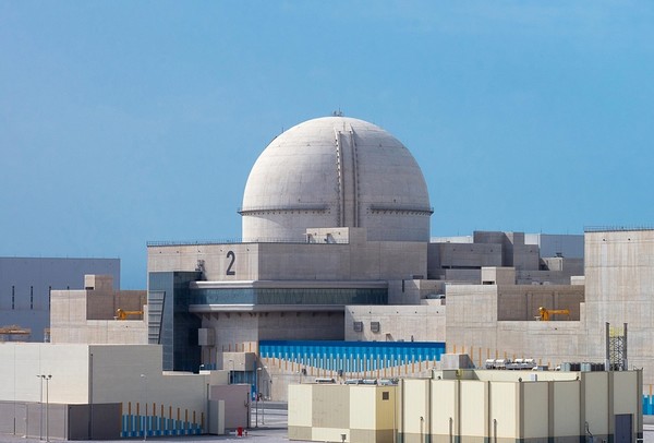 미국 원전기업 웨스팅하우스가 경쟁사인 한국수력원자력의 독자 원전 수출을 막으려고 제기한 소송을 미국 법원이 각하했다. 이에 체코와 폴란드에 원전을 수출하려는 한수원에 힘이 실릴 전망이다. 사진은 한수원이 건설한 UAE 바라카 원전 2호기