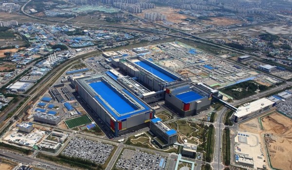 삼성전자가 파운드리(반도체 위탁생산) 분야에서 빠른 기술적 진보를 이루며 대만의 TSMC를 맹추격하고 있다. 사진은 글로벌 최대 반도체 생산기지인 삼성전자 평택라인. 