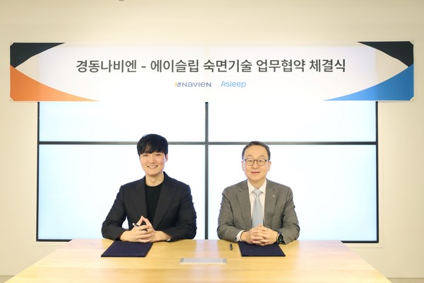 김용범 경동나비엔 영업마케팅 총괄임원(오른쪽)과 이동헌 에이슬립 대표(왼쪽)