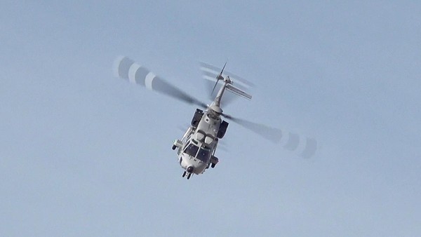 KAI가 제작한 헬기 수리온이 두바이 에어쇼에서 시험비행을 하고 있다.