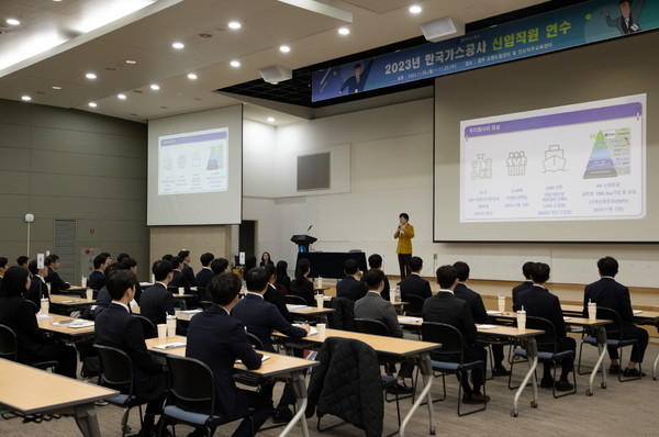 한국가스공사 최연혜 사장이 14일 경주 교원드림센터에서 올해 입사하는 신입사원 45명을 대상으로 ‘CEO 특강’을 개최했다.