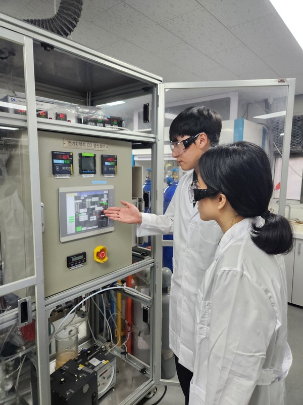 대전 유성구 SK이노베이션 환경과학기술원에서 연구진이 ‘이원자 촉매 기술’로 일산화탄소 전환 실증을 하고 있다.
