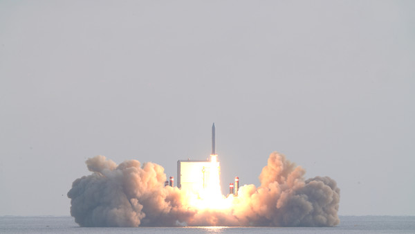 한화시스템이 개발·제작한 '소형 SAR 위성'이 4일 오후 제주도 남쪽 해상에서 성공적으로 발사됐다.