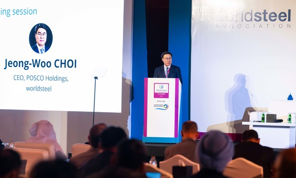 최정우 포스코그룹 회장이 5일 아부다비에서 열린 세계철강협회 주관 ‘혁신기술 컨퍼런스’에서 기조연설을 하고 있다.