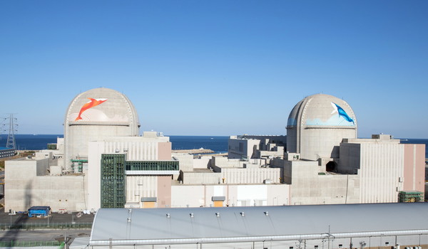 한국수력원자력의 신한울2호기(140만kW급·사진 오른쪽)가 6일 오전 7시 최초 임계에 도달했다. 