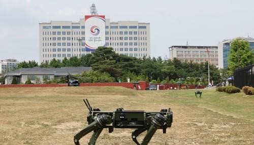 휴일을 맞아 12일 오후 시범개방된 서울 용산공원에서 경비로봇이 분주히 오가고 있다. 사진/연합뉴스