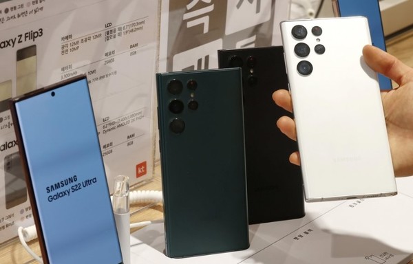 한 시민이 삼성전자의 플래그십 스마트폰 갤럭시S22 울트라를 체험하고 있다. 사진/연합뉴스