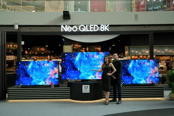 싱가포르 마리나 베이 샌즈에 마련한 삼성전자 TV 신제품 체험존에서 삼성전자 직원과 모델이 2023년형 Neo QLED 8K를 선보이고 있다. 사진/삼성전자