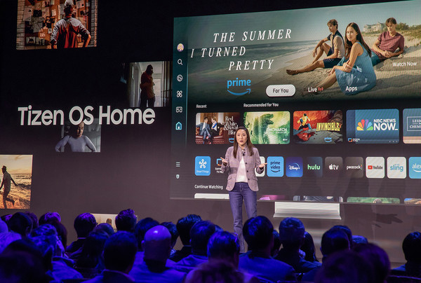 미국 라스베이거스에서 열리는 세계 최대 전자 전시회 'CES 2024' 개막에 앞서 7일(현지시간) 진행된 '삼성 퍼스트 룩 2024(Samsung First Look 2024)' 행사에서 삼성전자 북미법인 리디아 조 프로가 타이젠 OS 홈을 소개하고 있다. 사진/삼성전자