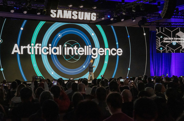 삼성전자 한종희 대표이사 부회장이 '모두를 위한 AI: 일상 속 똑똑한 초연결 경험'을 주제로 열린 삼성 프레스 컨퍼런스에서 연설을 하고 있다.