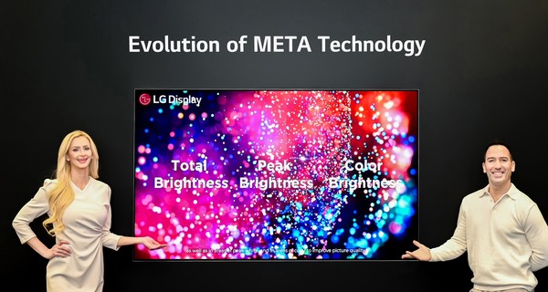 LG디스플레이 모델이 8일(현지시간) CES 2024 개막을 앞둔 미국 라스베이거스에서 '메타 테크놀로지 2.0'이 적용된 OLED TV 패널 신제품을 소개하고 있다. 사진/LG디스플레이