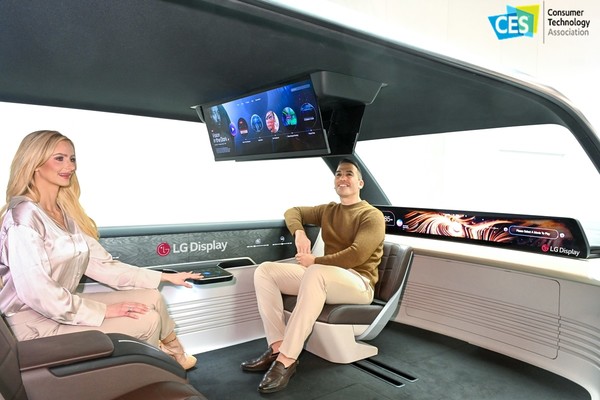 LG디스플레이 모델이 ‘CES 2024 혁신상’을 수상한 ’57인치 P2P LCD‘와 ‘32인치 슬라이더블 OLED’를 소개하고 있다. 사진/LG디스플레이