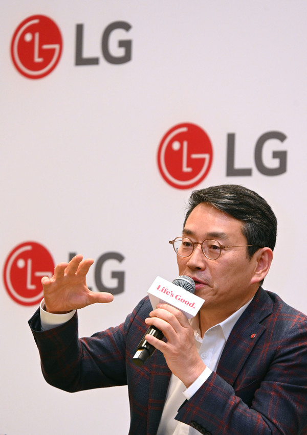 LG전자 조주완 CEO가 현지시간 10일 美 라스베이거스에서 열린 기자간담회에서 사업 전략을 소개하고 있다. 사진/LG전자