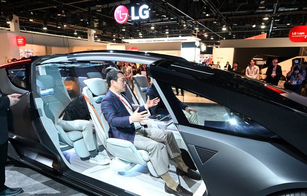 LG전자 조주완 CEO가 9일(현지시간) 미국 라스베이거스에서 열린 CES 2024에서 LG전자의 미래 모빌리티 콘셉트 '알파블'을 소개하고 있다. 사진/LG전자