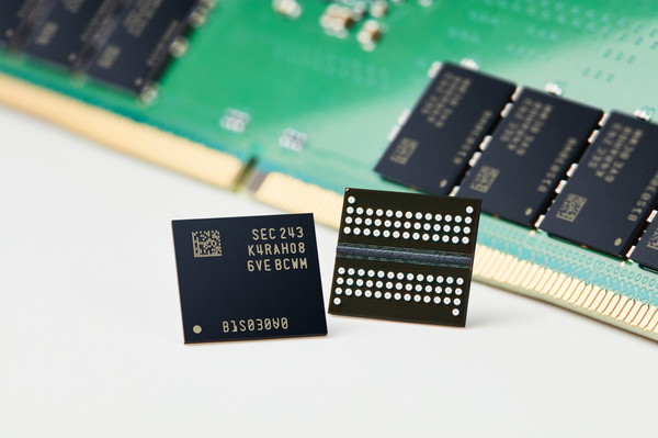 삼성전자가 업계 최초로 개발한 12나노급 16Gb DDR5 D램. 사진/삼성전자