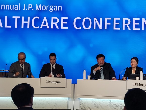 JP모건 헬스케어 컨퍼런스에서 발언하고 있는 서정진 셀트리온그룹 회장. 왼쪽은 서진석 셀트리온 경영총괄. 사진/셀트리온