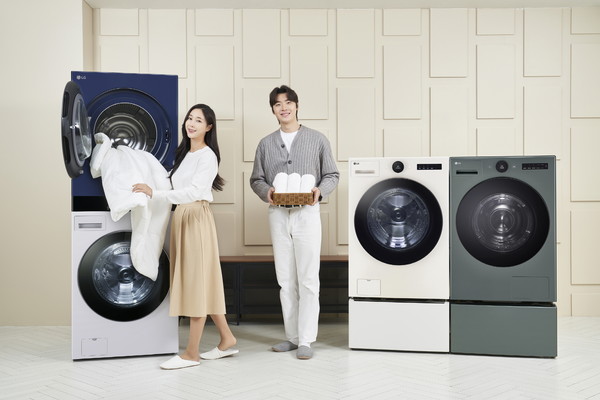 모델이 (사진 왼쪽부터) 트롬 워시타워, 세탁기, 건조기 신제품을 소개하고 있다. 사진/LG전자