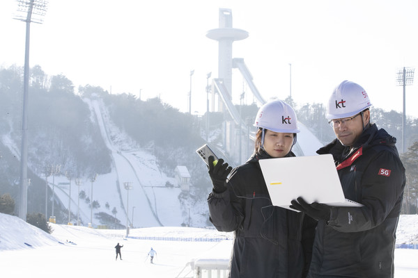 KT 네트워크 전문가가 2024 강원 동계청소년올림픽대회에 활용되는 통신 장비를 점검하고 있다. 사진/KT