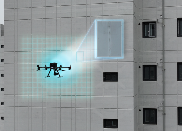 고화질 영상장비를 장착한 POS-VISION으로 아파트 외벽을 촬영하는 모습