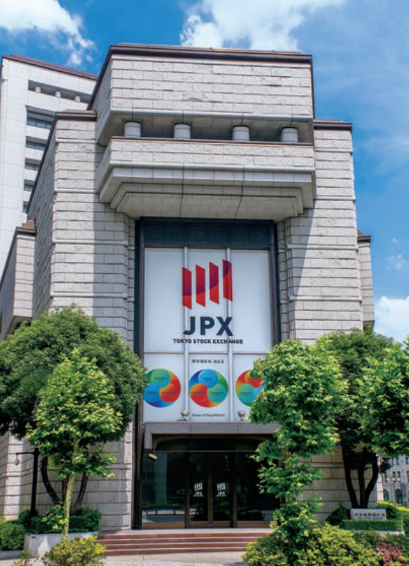 일본 정부의 증시 부양책과 외국인 투자자들의 자금이 몰리며 연일 상승가도를 달리는 일본 주식시장과는 달리 한국 증시가 고전을 면치 못하고 있다. 사진/도쿄거래소