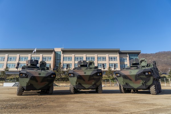 현대로템 관계자들이 육군 25사단 장병들에게 차륜형지휘소용차량 교육을 진행하는 모습.