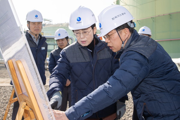 최연혜 한국가스공사 사장은 설 연휴를 앞둔 2월 7일 통영 LNG생산기지 안전점검에 나섰다.