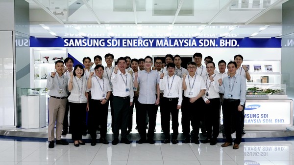 이재용 삼성전자 회장이 말레이시아 스름반 SDI 생산법인에서 현지 근무자들과 기념 사진을 촬영하고 있다.