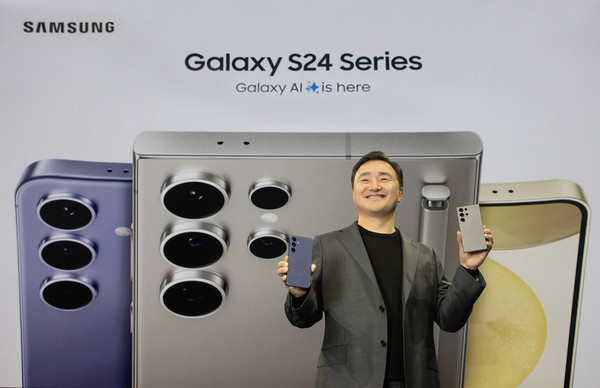 7일(현지시간) 미국 새너제이에 위치한 SAP센터에서 개최된 '갤럭시 언팩 2024(Galaxy Unpacked 2024)' 행사에서 삼성전자 MX사업부장 노태문 사장이 '갤럭시 S24 시리즈'를 공개하고 있다. 사진/삼성전자