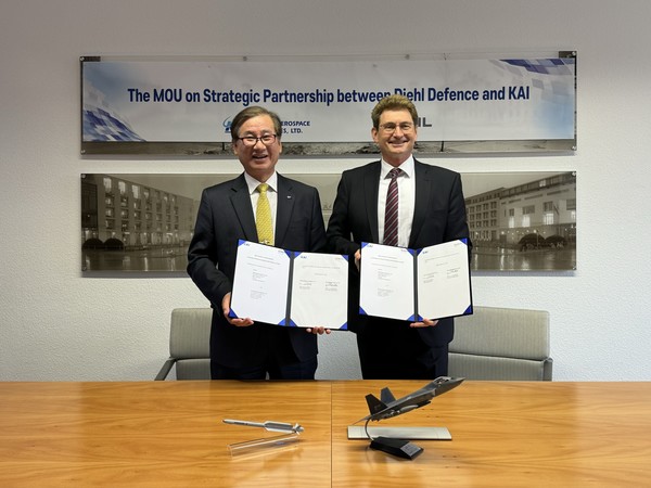 KAI 강구영 사장과 디힐디펜스 해럴드 버스첵 CFO가 18일 업무협약을 체결하고 기념사진을 찍고 있다.