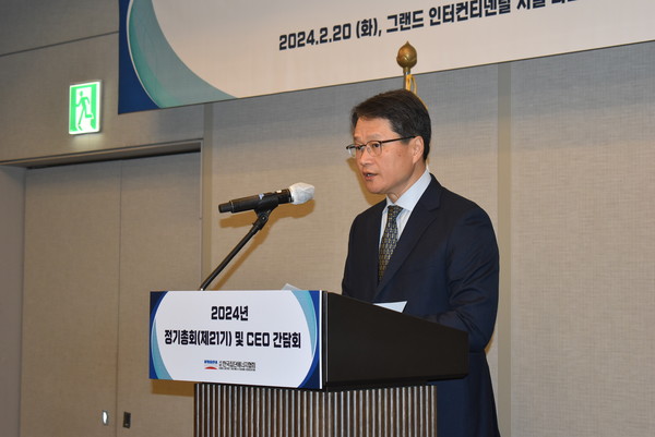 GS파워 유재영 대표가 집단에너지협회장 취임사를 하고 있다.