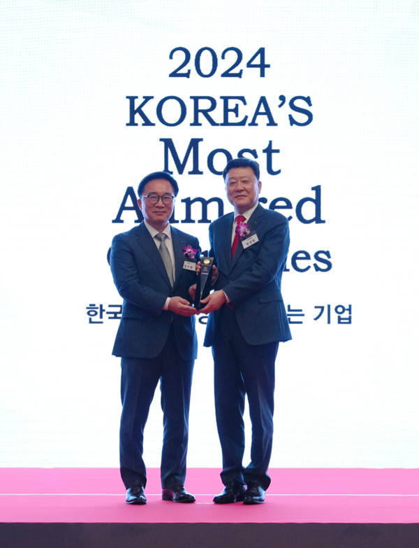 편정범 교보생명 사장(오른쪽)이 한국능률협회컨설팅(KMAC) 주관으로 27일 서울 여의도 콘래드호텔에서 열린 ‘한국에서 가장 존경받는 기업’ 시상식에서 생명보험 산업 부문 1위를 수상하고 있다. 사진/교보생명