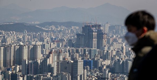 지난달 서울 아파트 매매 건수 총 963건 중 591건(68.5%)이 실거래가 9억원 이하였다. '거래 절벽'이 이어지는 가운데 종합부동산세와 금리 인상에 대한 부담으로 중저가 급매물 시장이 형성된 것으로 분석된다. 사진/연합뉴스