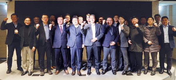 (사진 왼쪽 다섯 번째부터) 한국타이어앤테크놀로지 대표이사 이수일 부회장과 프로액티브 어워드 수상 임직원들이 기념사진을 촬영하고 있다. 사진/한국타이어앤테크놀로지