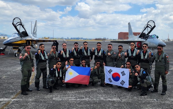 필리핀 에어쇼에서 블랙이글스와 FA-50PH가 우정비행을 한 뒤 기념 촬영을 하고 있다.