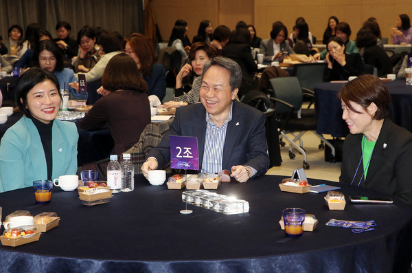 신한금융그룹은 지난 8일 오후 서울시 중구에 위치한 신한금융 본사에서 세계 여성의 날을 기념해 ‘2024년 신한 쉬어로즈(SHeroes) 컨퍼런스’를 개최했다. 이날 행사에 참석한 (사진 가운데)진옥동 신한금융그룹 회장이 여성 리더들과 담소를 나누고 있다. 사진/신한금융그룹