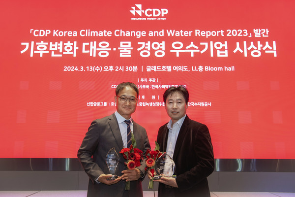 (사진 왼쪽부터)현대차 경영전략3실장 황동철 상무, 기아 안전환경지원팀 임기동 팀장이 '2023 CDP 코리아 어워드(CDP Korea Award)'에서 기념사진을 촬영하고 있다. 사진/현대자동차그룹